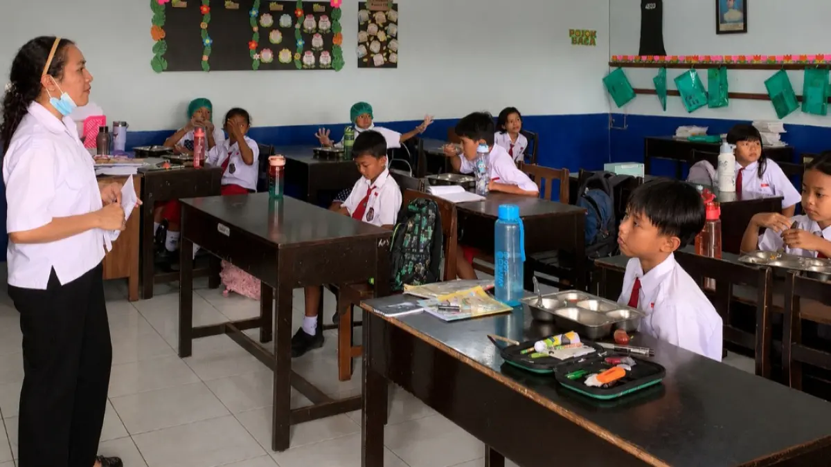 SUMRINGAH: Para siswa SD Kanisius Jepara hendak menyantap MBG Prasmanan.