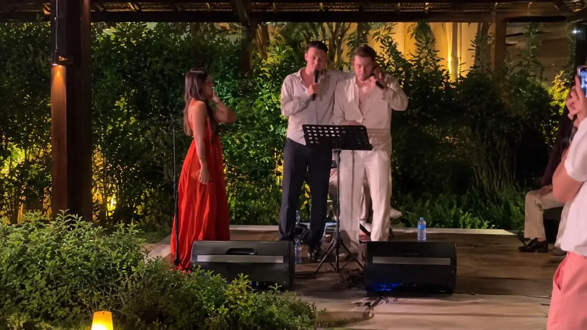 Disini tampak terlihat kedekatan Baila dan Ivar saat Ivar menyanyikan lagu di resepsi Jennifer Coppen & Justin Hubner