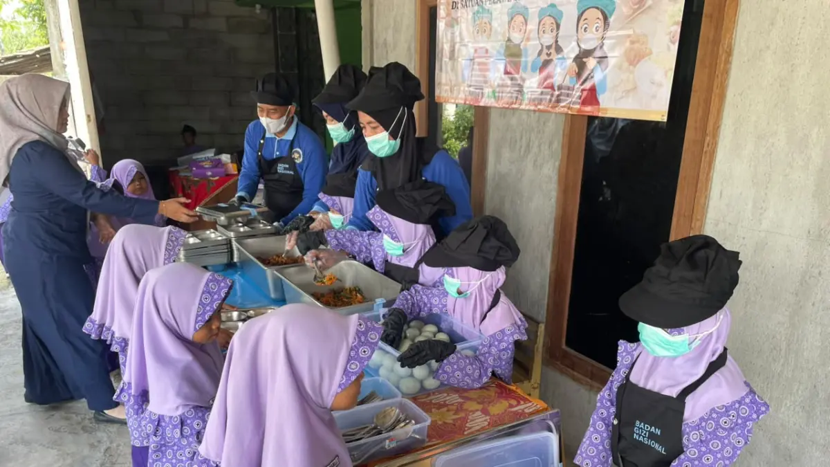 PRASMANAN: Murid TK Dharma Wanita 3 Tambirejo Kecamatan Toroh saat menyantap MBG prasmanan.