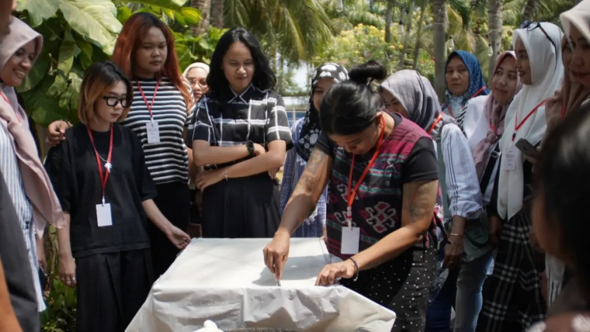 ORBITKAN TREND: Para seniman dan perajin mengikuti workshop cap canting dari limbah kertas kemasan pada Rabu (7/10).&nbsp;(JALADARA UNTUK RADAR KUDUS)