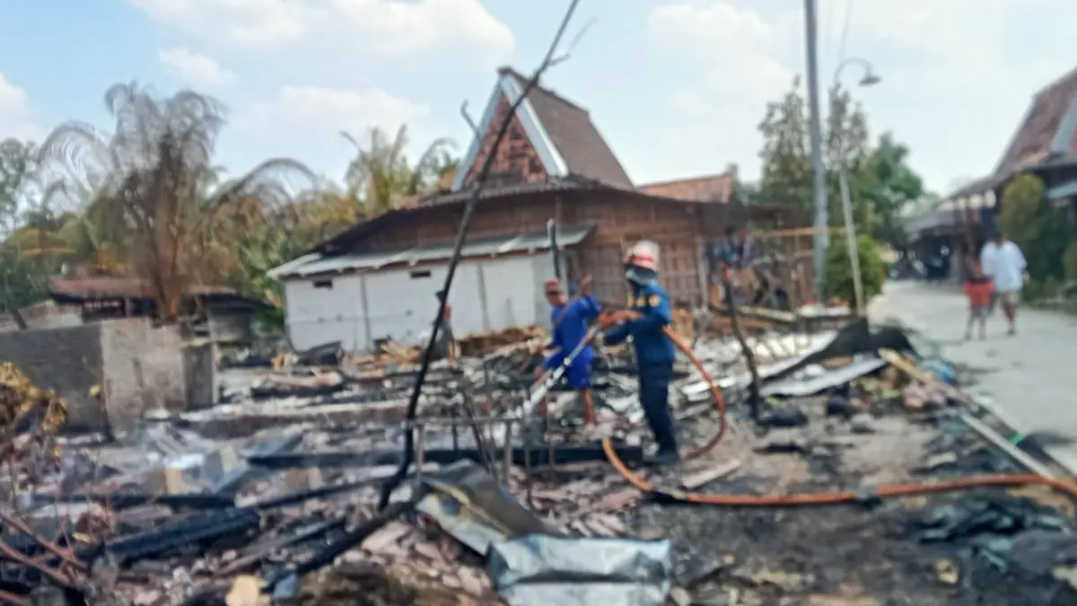 PADAMKAN API – Petugas Damkar Grobogan lakukan pemadaman api di rumah warga Dusun Lukas Desa Kalimaro, Kecamatan Kedungjati, Kamis (8/10)