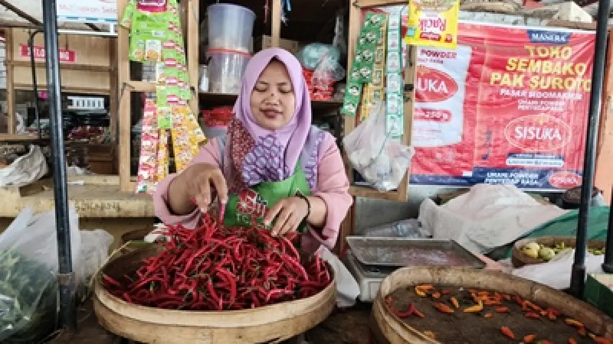 ‎PASRAH: Pedagang di Pasar Sido Makmur Blora mengeluhkan harga cabai tinggi dan penjualan berkurang. (ARIF FAKHRIYAN/RADAR KUDUS)