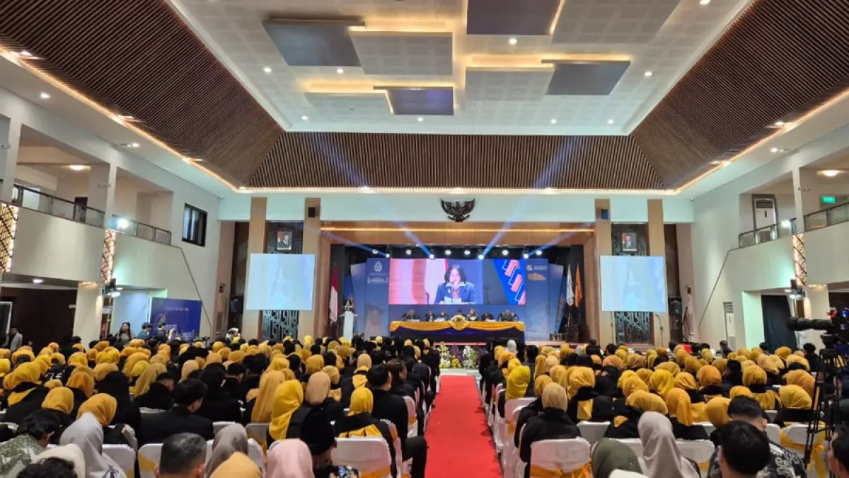 PELEPASAN: Fakultas Ekonomi dan Bisnis Universitas Muria Kudus  (FEB UMK) melepas calon wisudawan di Auditorium UMK kemarin.