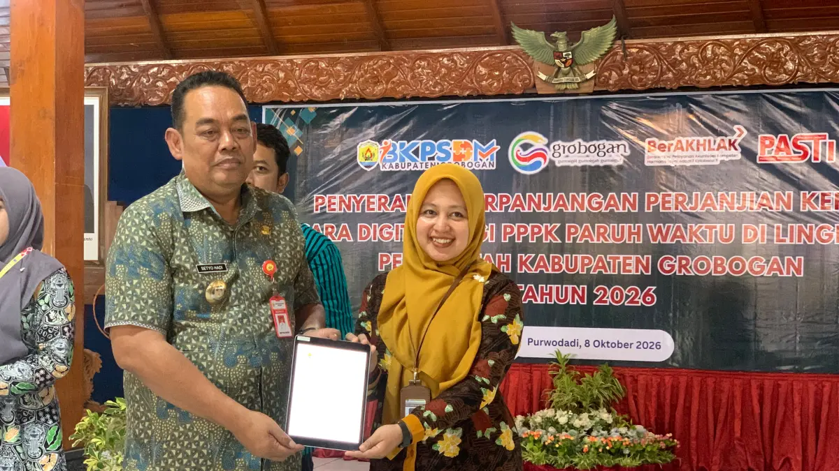PERPANJANGAN: PPPK Paruh Waktu saat menerima SK perpanjangan.