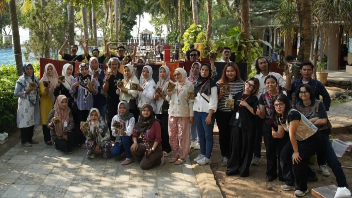 RAMAH LINGKUNGAN: Para peserta menunjukkan berbagai cap cantingnya yang digubah dari limbah kertas.