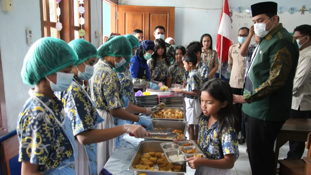 REQUEST PORSI: Para siswa di SD Swasta Kanisius Jepara menerima pendistribusian MBG secara prasmanan pada Kamis (8/10).&nbsp;(FIKRI THOHARUDIN/RADAR KUDUS)