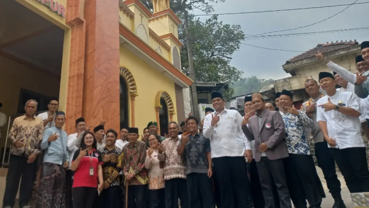 HARMONIS: Wabup Jepara M. Ibnu Hajar bersama jajaran perwakilan Forkopimda bersilaturahmi dengan para umat di Gereja Injil Tanah Jawa (GITJ) yang berhadapan dengan Masjid Nurul Hikmah di Dukuh Pekoso, Desa Tempur, Kecamatan Keling, Jepara, Jumat (9/10). (FIKRI THOHARUDIN/RADAR KUDUS)