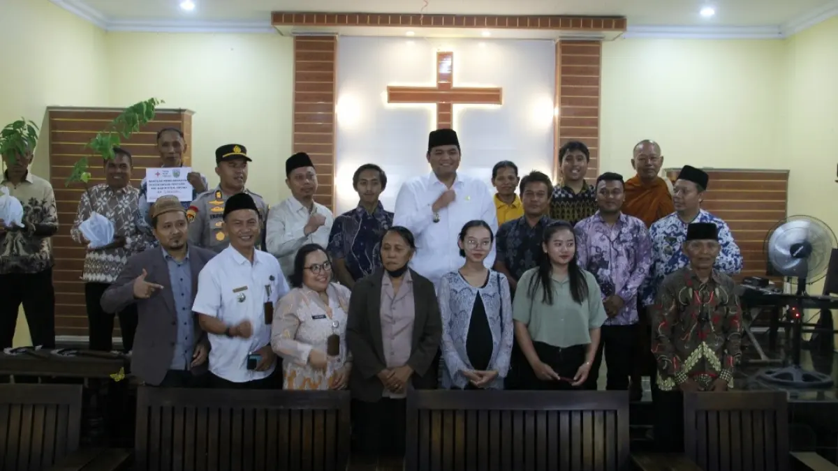 HARMONIS: Wabup Jepara M. Ibnu Hajar bersama jajaran perwakilan Forkopimda bersilaturahmi dengan para umat di Gereja Injil Tanah Jawa (GITJ) yang berhadapan dengan Masjid Nurul Hikmah di Dukuh Pekoso, Desa Tempur, Kecamatan Keling, Jepara, Jumat (9/10). (FIKRI THOHARUDIN/RADAR KUDUS)