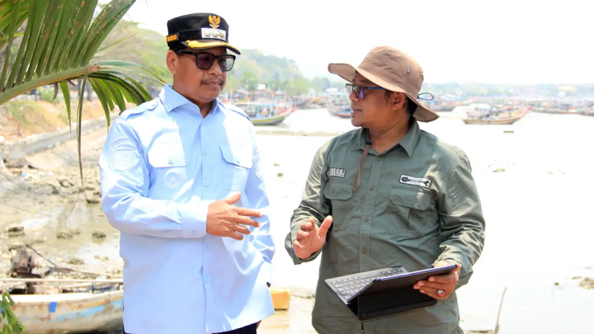DITINJAU: Bupati Rembang, Harno meninjau rest area Binangun, Lasem dengan view laut lepas, kemarin. (WISNU AJI/RADAR KUDUS)