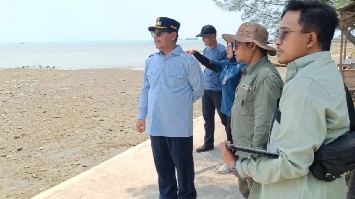 SURVEI: Bupati Rembang Harno meninjau Rest Area Binangun Lasem dengan view laut lepas. (WISNU AJI/RADAR KUDUS)