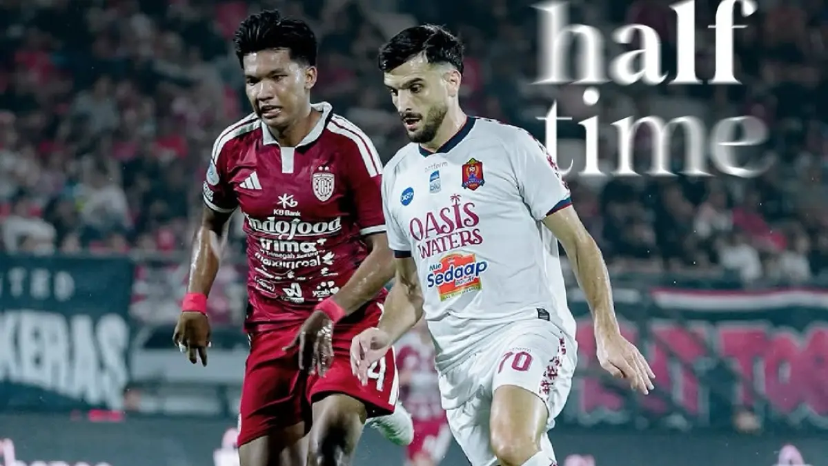 SENGIT: Vasco Kalezic (kanan) berusaha menerobos benteng pertahanan Bali United. (MO PERSIJAP JEPARA UNTUK RADAR KUDUS)