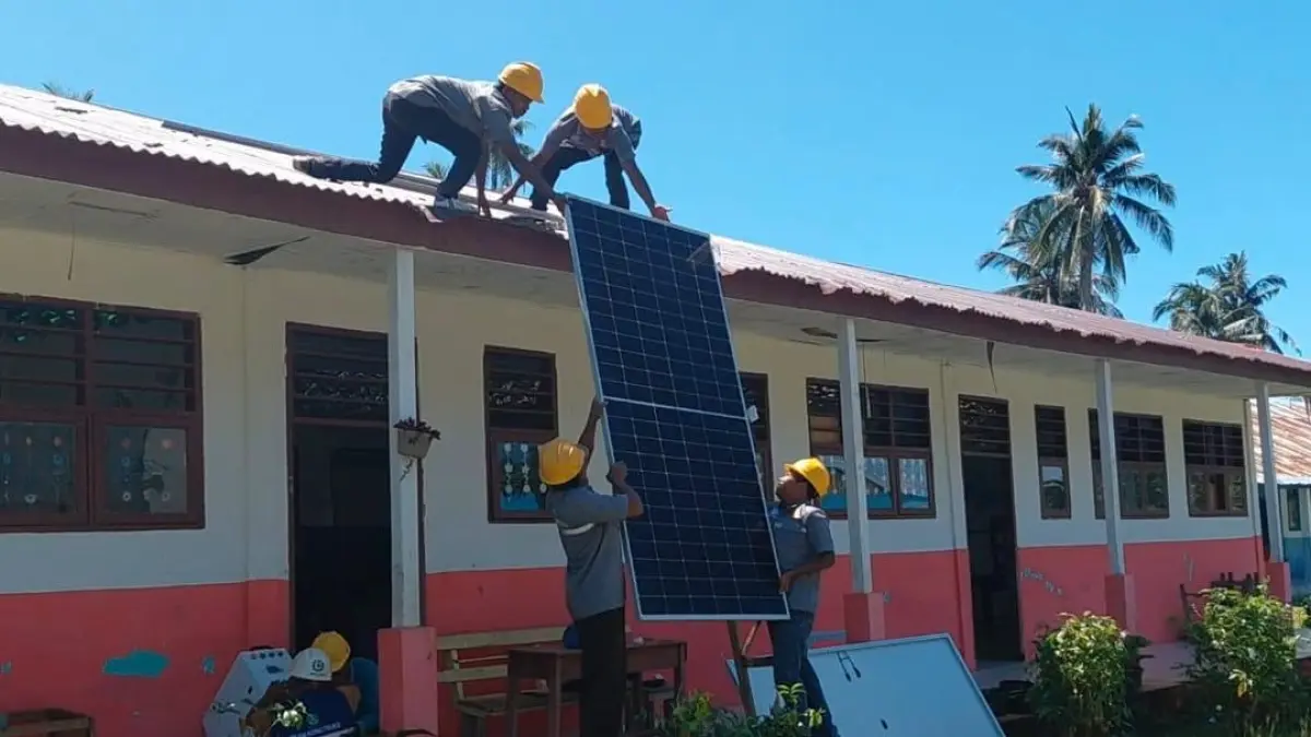 SEMANGAT: Petugas PLN memasang panel surya pada salah satu sekolah di Kecamatan Muara Batang Gadis, Kabupaten Mandailing Natal, Sumatera Utara. Melalui inovasi SuperSUN, PLN mendorong pemanfaatan potensi energi surya setempat untuk memperluas manfaat listrik dan mendukung kemandirian energi di Indonesia.