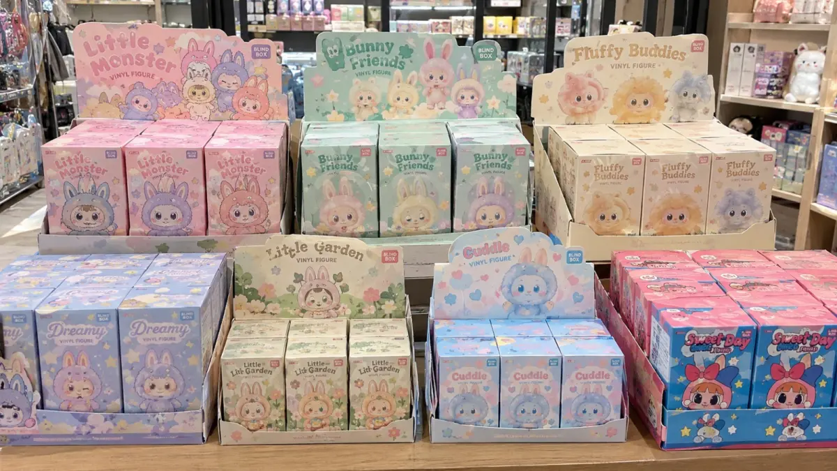 Fenomena blind box yang kini digemari Gen Z. Kemasan misterius dan beragam karakter unik menjadi daya tarik tersendiri bagi anak muda untuk berburu dan melengkapi koleksi.