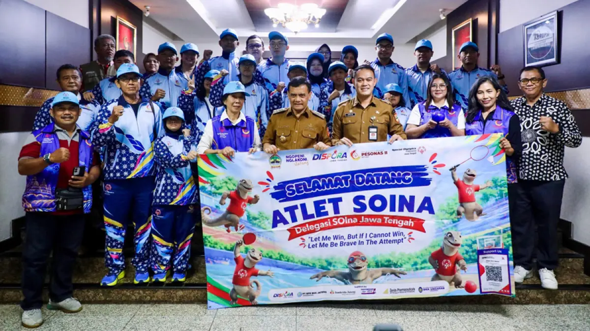 Gubernur Ahmad Luthfi berfoto bersama kontingen SOIna Jateng di Semarang.