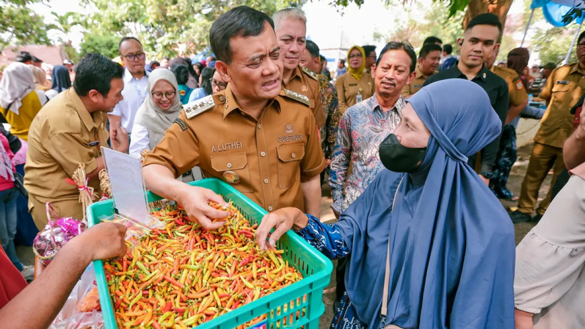 Gubernur Jawa Tengah Ahmad Luthfi berdialog dengan pedagang cabai.