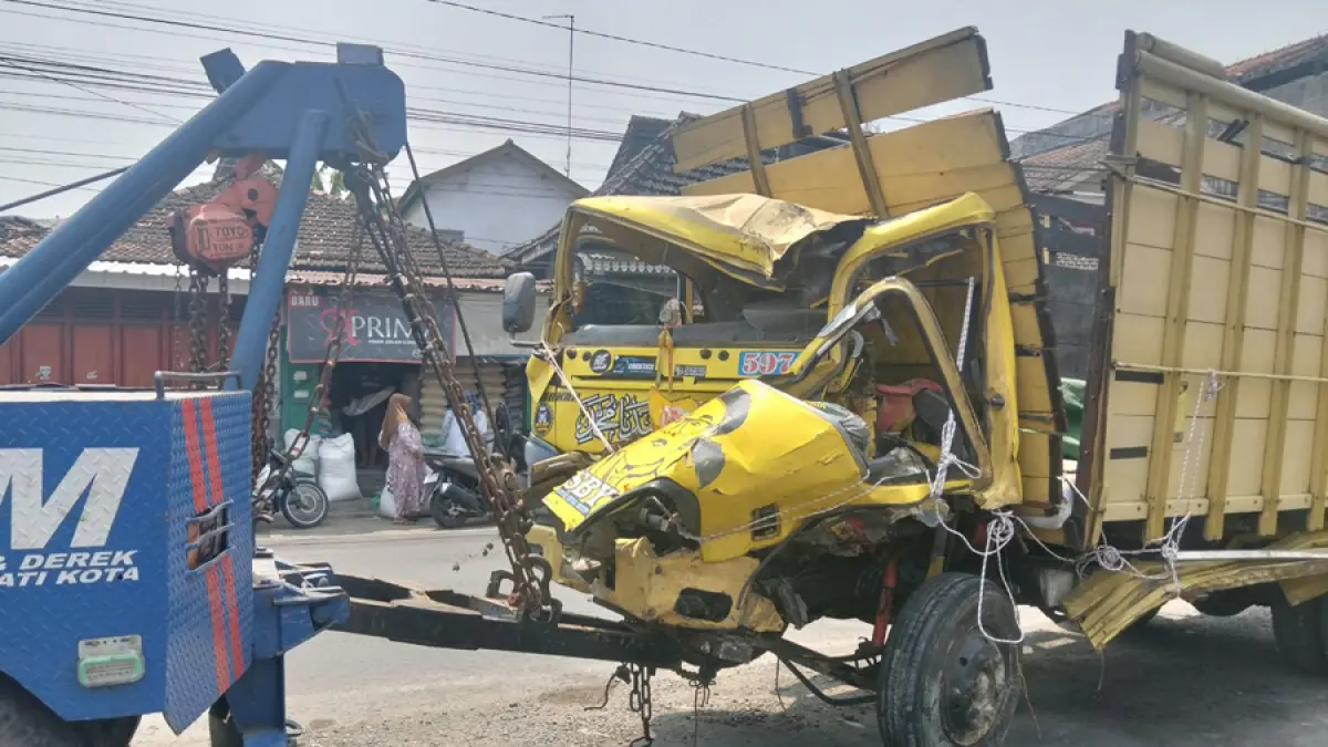 HANCUR: Kondisi truk bernomor polisi E 8362 QA rusak usai menabrak pembatas jalan, pohon di tepi jalan. (LANTAS PATI UNTUK RADAR KUDUS)