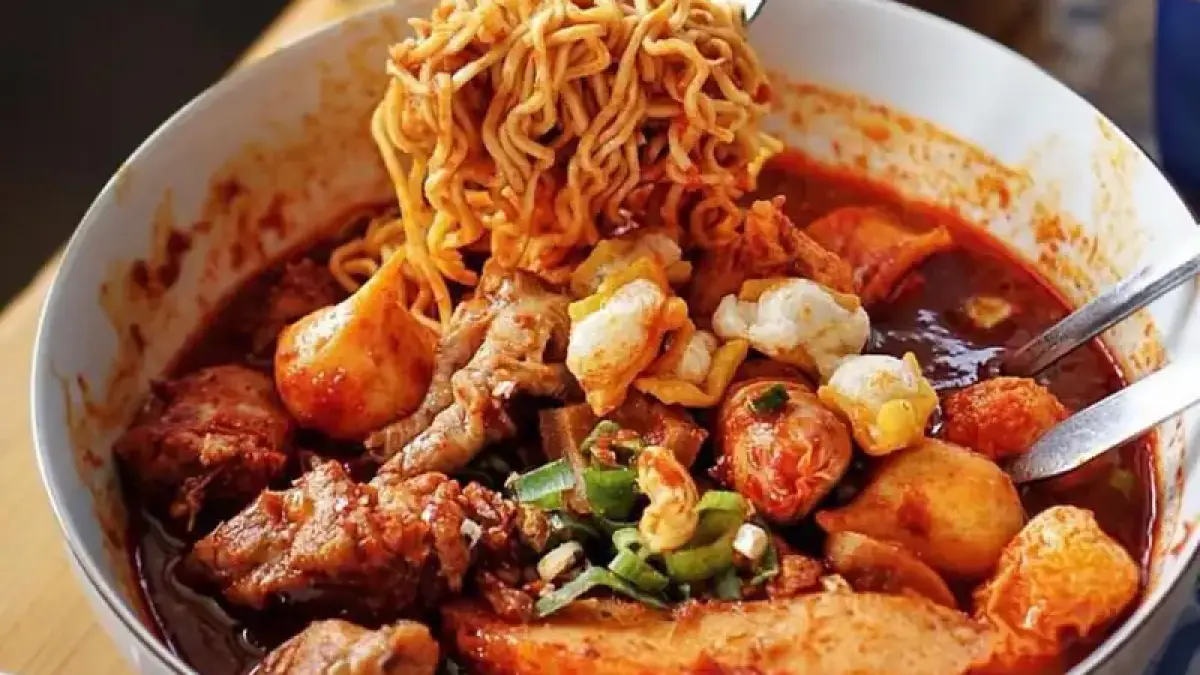 Semangkuk seblak pedas yang digemari masyarakat, tetapi perlu dikonsumsi secara bijak agar tidak memicu keluhan pencernaan.