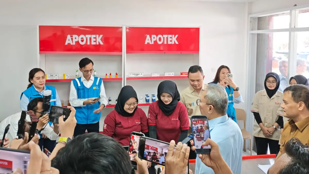Menteri Koordinator Bidang Pangan, Zulkifli Hasan (kedua dari kanan) saat meninjau fasilitas Koperasi Desa/Kelurahan Merah Putih (KDKMP) di Baki, Sukoharjo, Jawa Tengah. Kehadiran KDKMP didukung kolaborasi berbagai pihak, termasuk PLN melalui penyediaan akses layanan pembayaran tagihan dan pembelian token listrik bagi masyarakat.