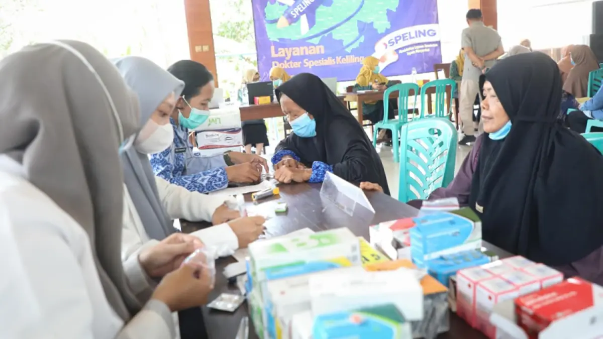 ANTUSIAS: Warga Sukodono, Tahunan, Jepara, cek kesehatan gratis terintegrasi program Speling di Balai Desa Sukodono, Selasa (13/10). (PEMPROV JATENG UNTUK RADAR KUDUS)