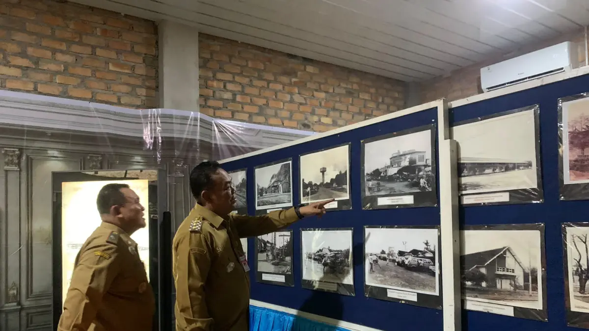 MENINJAU: Bupati Grobogan Setyo Hadi saat meninjau stan Dinarpusda Grobogan.