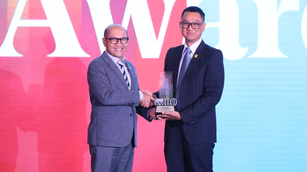 Managing Director Business 2 Danantara Asset Management, Setyanto Hantoro (kiri) saat memberikan penghargaan kepada PLN, yang diwakili Direktur Utama PLN, Darmawan Prasodjo (kanan) sebagai Sector Champion pada kategori Energy & Public Utilities pada ajang Danantara Indonesia CX100 Award 2026 yang diselenggarakan di Jakarta, Selasa (13/10). Selain capaian tersebut, PLN juga berhasil menempati posisi Runnur Up dalam daftar 100 Badan Usaha Milik Negara (BUMN) dengan layanan terbaik.