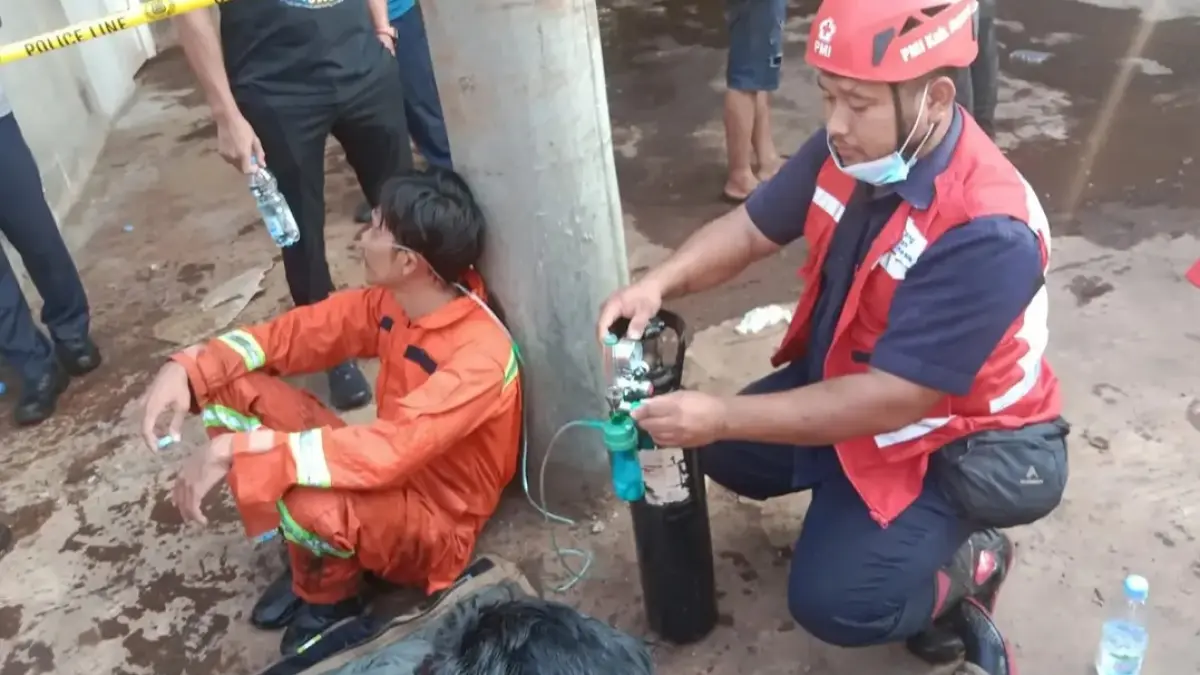 DRAMATIS: Petugas pemadam kebakaran harus dibantu dengan SCBA usai mengevakuasi korban pada Selasa (13/10).