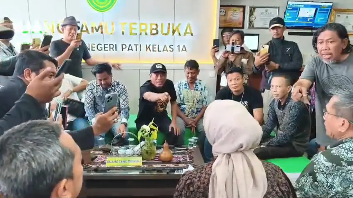 DUDUK: AMPB audiensi dengan PN Pati di Lobi PN Pati belum lama ini. (TANGKAPAN LAYAR MEDSOS)