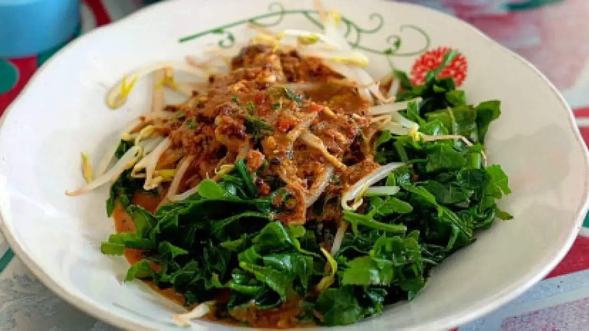 PECEL PAKIS: Sajian pecel pakis dengan sayuran dan siraman bumbu kacang khas kuliner tradisional.