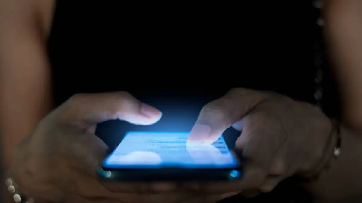 Sulit Lepas dari HP? Membedah Adiksi Digital, Sistem Reward Otak, dan Dampaknya pada Kesehatan Mental