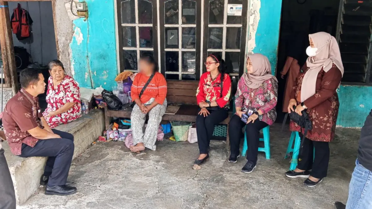 PEDULI: Dinsos dan DP3AKB Grobogan saat sambangu rumah pengemis yang ngamuk.