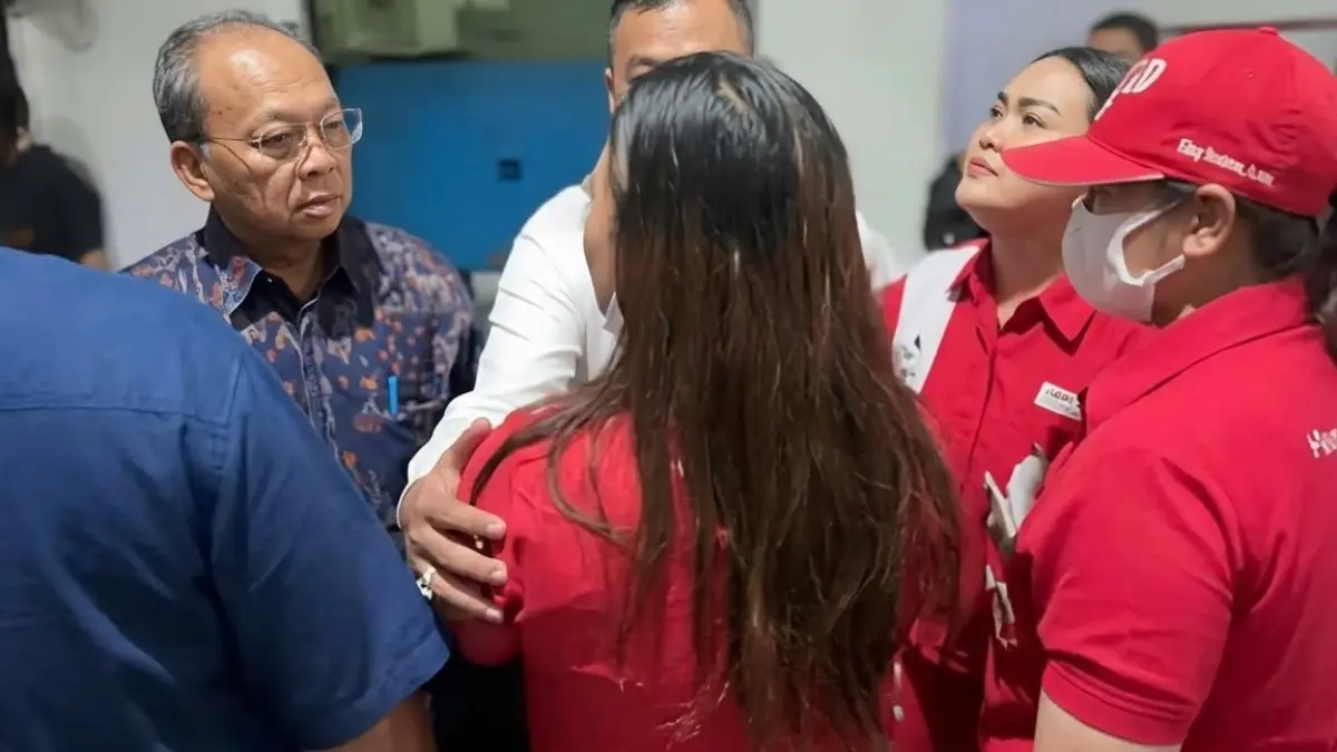 Petugas SPBU ngamuk diminta buka 24 jam di depan gubernur Bali.