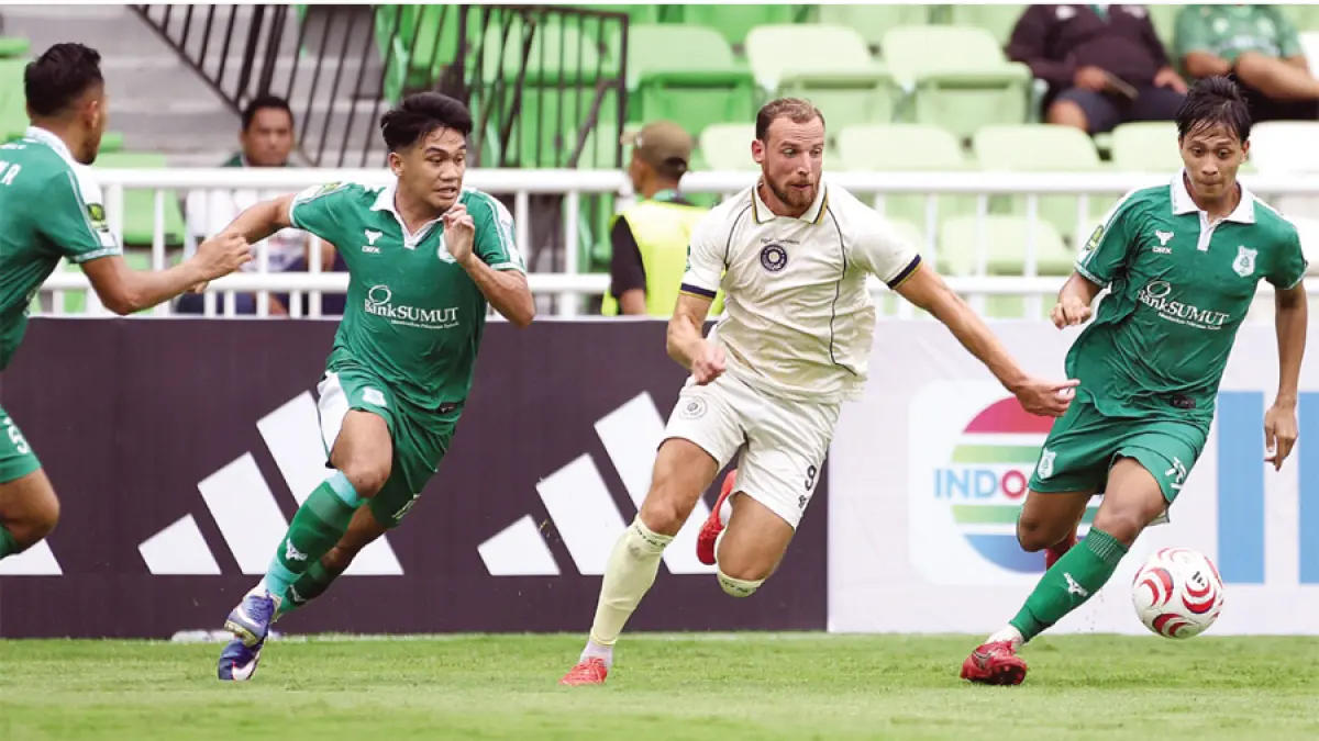 BOMBER BELARUSIA: Aksi Ivan Veras (tengah) mencoba mendobrak pertahanan PSMS Medan di Stadion Utama Sumatera Utara (20/9). (INSTAGRAM IVAN VERAS)