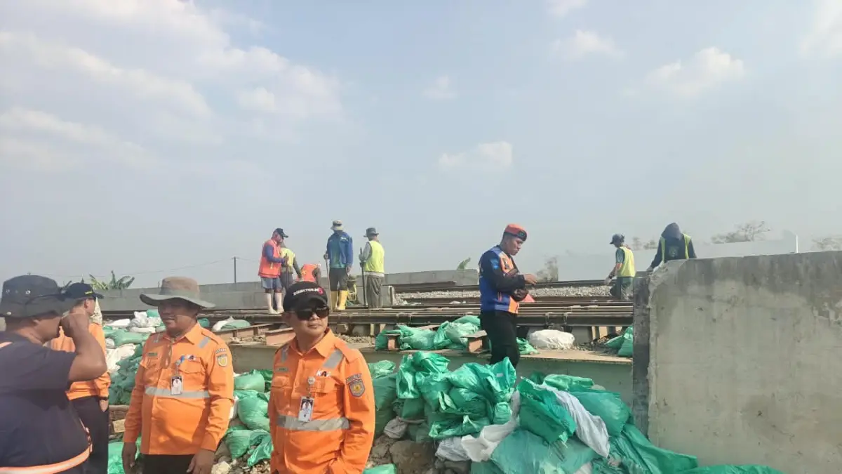MENGECEK: Kai Daop 4 Semarang saat mengecek perlintasan kereta rawan banjir.