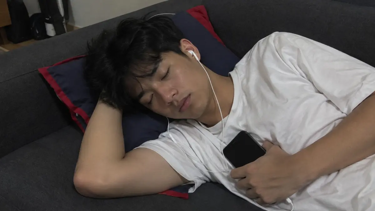 ILUSTRASI: Mendengarkan musik sebelum tidur dapat membantu relaksasi, tetapi volume dan penggunaan earphone tetap perlu diperhatikan.