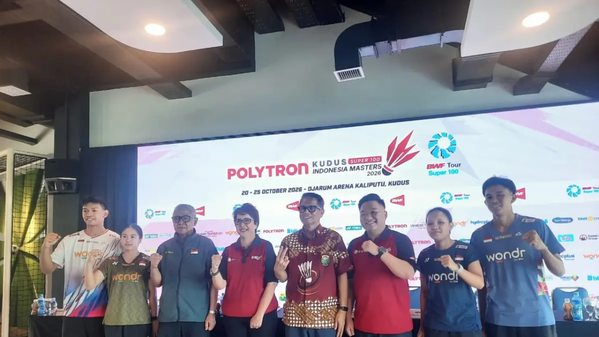 FOTO BERSAMA: Ketua Panitia Polytron Kudus Indonesia Masters Yuni Kartikasari (empat dari kiri) bersama Ketua Pengprov PBSI Jateng Akhmad
Khafidz Basri Yusuf (empat dari kanan), PR Manager Polytron Kenny Meigar (tiga dari kanan), Pelatih Kepala Pelatnas PBSI Mulyono Handoyo
(tiga kiri), serta empat atlet bulutangkis di SSA Rendeng kemarin. (INDAH SUSANTI/RADAR KUDUS)