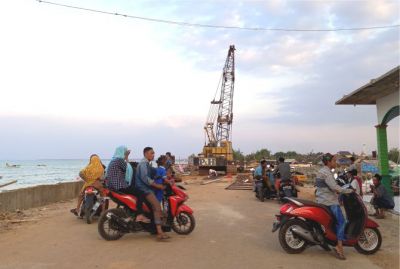 BERPROSES: Para warga melihat pembangunan jembatan temperak lingkar sarang kemarin (27/8). (VACHRI RINALDY L/RADAR KUDUS)