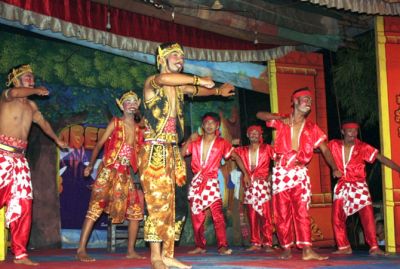 HIBURAN RAKYAT: Salah satu pertunjukan ketoprak di Rembang sebelum pandemi. Saat ini, pentas seni sudah diperbolehkan meski masih terbatas. (WISNU AJI/RADAR KUDUS)