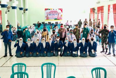 SALING DUKUNG: Pimpinan SMA Negeri 1 Lasem bersama Ketua Kwarcab Rembang dan siswa yang sudah berhasil divaksin. (HUMAS SMA N 1 LASEM FOR RADAR KUDUS)