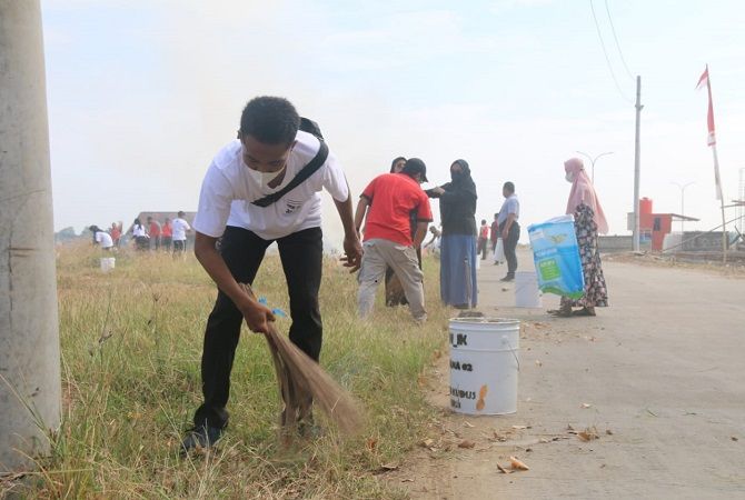 JADI BUDAYA: Mahasiswa IAIN Kudus membersihkan sampah di KKN-IK, Juwana, Pati, kemarin. (KKN-IK IAIN KUDUS FOR RADAR KUDUS)