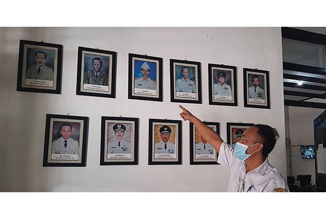 Petugas Kantor Bidang Kearsipan Dinas Arsip dan Perpustakaan (Arpus) Boyolali menunjukkan foto Suali Dwidjo S (Istimewa via Radar Solo)
