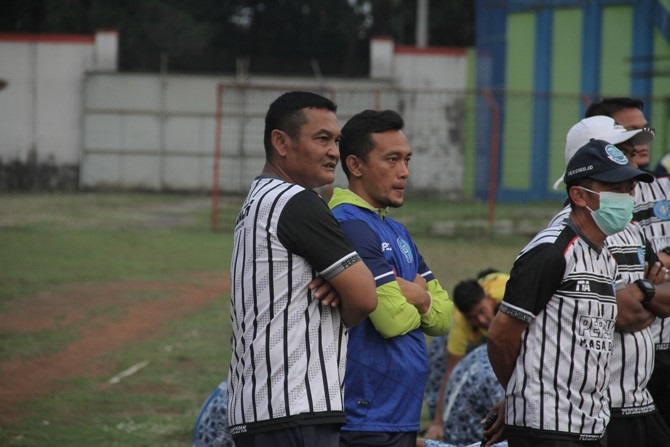 BERLAGA: Denny Rumba (Jaket biru) sedang mengamati pemain Persiku yang berlatih di Stadion Wergu Wetan beberapa waktu lalu. (GALIH ERLAMBANG W/RADAR KUDUS)