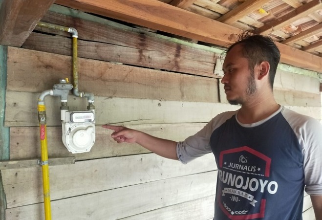 METERAN GAS : Salah satu warga penerima jargas di Kecamatan Kradenan menunjukkan sambungan pipa gas di rumahnya. (SUBEKAN/RADAR KUDUS)