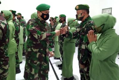 KENAIKAN PANGKAT: Dandim 0717/Grobogan memberikan selamat ke anggota yang naik pangkat di aula makodim kemarin. (INTAN MAYLANI SABRINA/RADAR KUDUS)