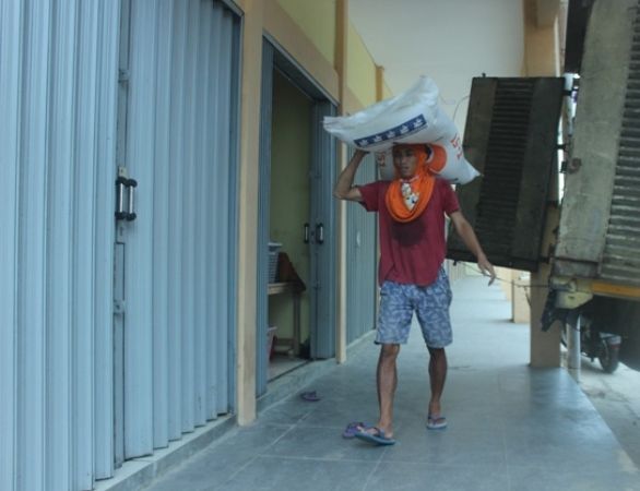 MENGGELIAT: Aktivitas bongkar barang di komplek bangunan baru Pasar Jepara 2 kemarin. Pedagang mulai menempati bangunan tersebut. (MOH. NUR SYAHRI MUHARROM/RADAR KUDUS)