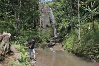 YOK PIKNIK: Seorang wisataan sedang berkunjung ke air terjun Pengantin di Desa Piji, Kecamatan Dawe. (GALIH ERLAMBANG W/RADAR KUDUS)