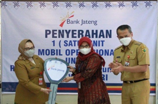 Penyerahan kunci secara simbolis oleh Pemimpin Bank Jateng Cabang Wonogiri kepada Plt Direktur RSUD dr. Soediran Mangun Sumarso dan didampingi Bupati Wonogiri, Senin (27/09/21). (Istimewa via Antara)