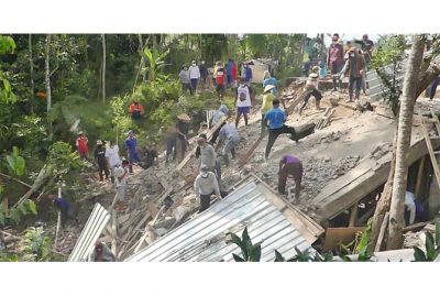 Warga gotong-royong membersihkan puing rumah yang roboh akibat longsor. (Istimewa Via Radar Semarang)