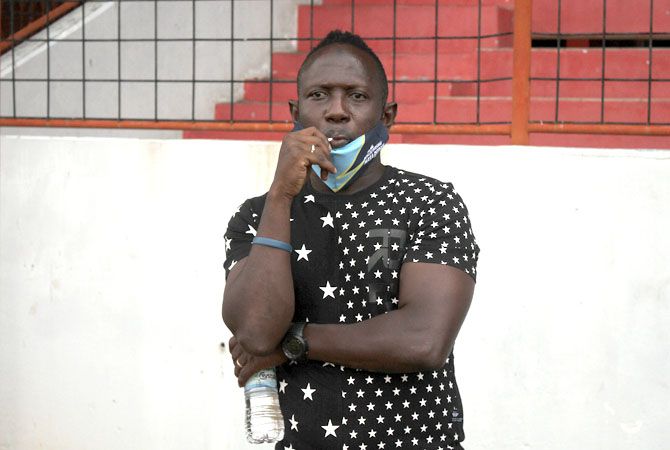 BELUM MAU: Mamadou Lamarana Diallo sedang menyaksikan latihan Persiku di Stadiun Wergu Wetan kemarin sore. (GALIH ERLAMBANG WIRADINATA/RADAR KUDUS)