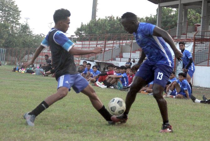 TUNJUKKAN TAJI: Diallo berebut bola dengan tim lawan dalam laga uji coba melawan Akademi Sepak Bola Tugu Muda Indonesia di Stadion Wergu Wetan, Kudus, kemarin. (GALIH ERLAMBANG WIRADINATA/RADAR KUDUS)