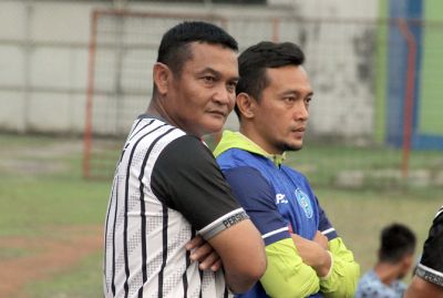 BERLAGA: Denny Rumba (Jaket biru) sedang mengamati pemain Persiku yang berlatih di Stadion Wergu Wetan beberapa waktu lalu. (GALIH ERLAMBANG W/RADAR KUDUS)